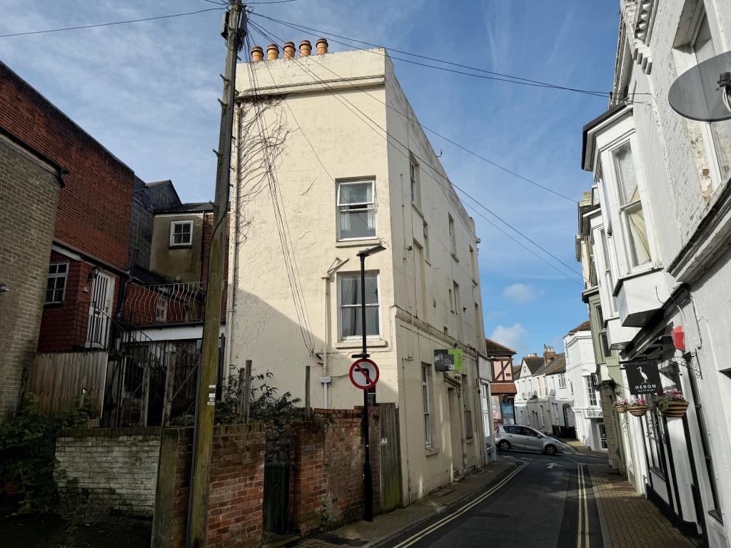 Lot: 83 - FREEHOLD TOWN CENTRE MIXED INVESTMENT - Rear and side elevation